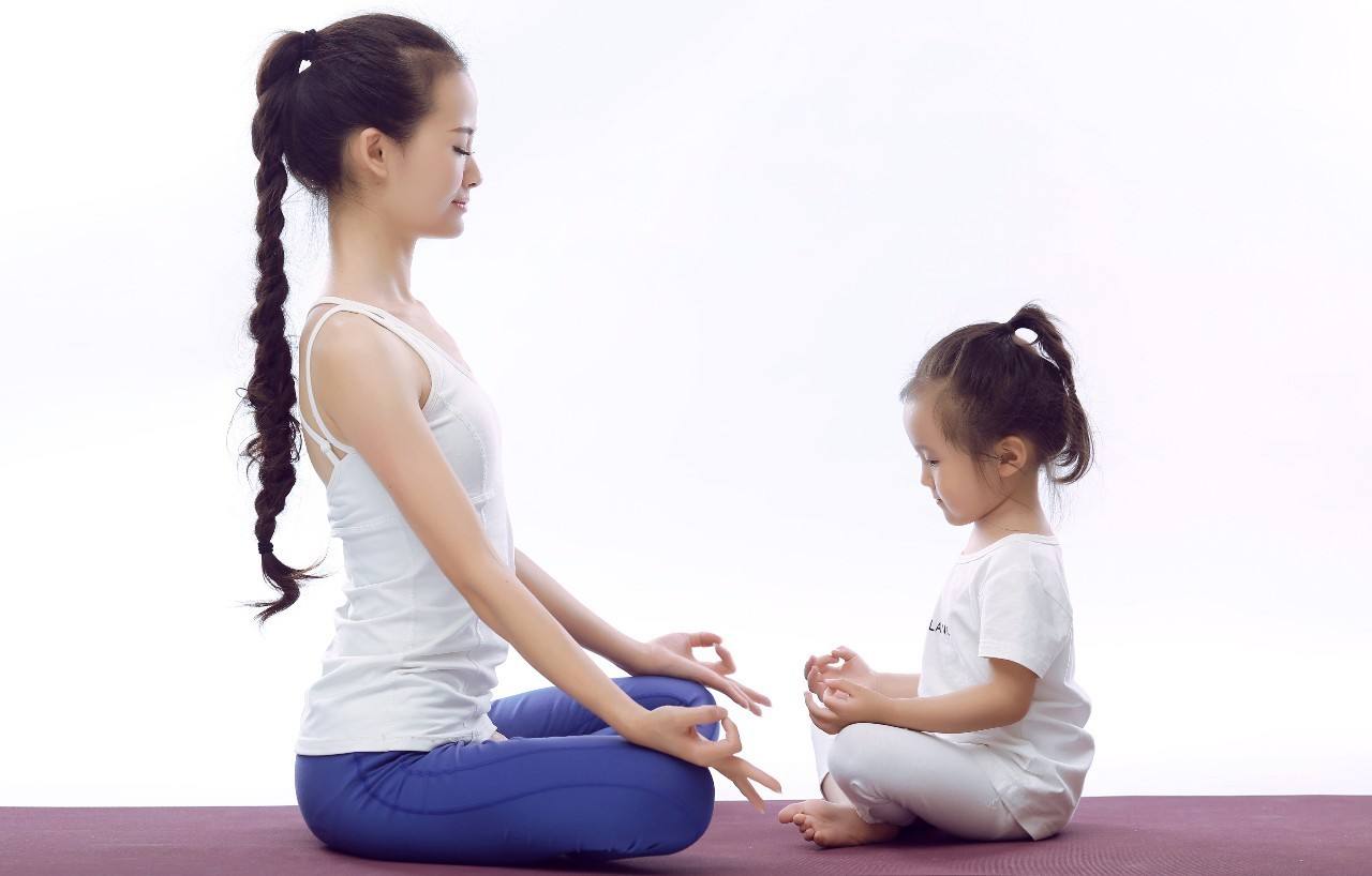 　　妈妈和孩子一起练习亲子瑜伽，不仅仅是与宝宝的另一种方式的交流，也是自己身材塑形的方法之一，那么亲子瑜伽又有几个阶段呢？