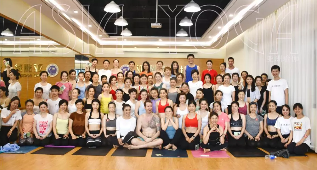 亚协体育国际瑜伽公开课完美落幕！瑜伽男神，我们8月再会！