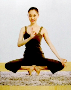 这个瑜伽可以让小腿曲线更优美