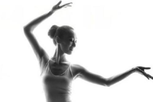 我们总会羡慕教练或是一些高手,心里会暗想:我要做得和她一样好。其实你完全错了,瑜伽是种修行而不是单纯的健身,更不是柔术,在瑜伽中,体位只是修行的一小部分。即便你把它当做一种运动,也首先需要承认人和人的身体条件各有差别。瑜伽所要求的是和谐统一,身体和精神的统一,人和自然的统一。强迫自己达到极限或是做不可能完成的事情,不但会弄伤自己的身体,也会在心里埋下一枚苦果。所谓的高手并不表现在他能完成什么样的动作,而是更多地表现于他的生活方式,否则最多也就只能算是个健身教练罢了。