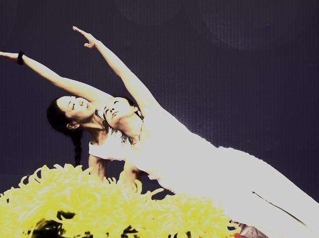 1、养成每日定时排便的习惯,这样能够让体内的毒素顺利排出。有时候毒素的累积,也正是造成行为难以自控而导致体重迟迟不降的原因。 2、瑜伽饮食观倡导,远离油炸食物,尽量吃蒸或是水煮的食品。因为油腻的食物不仅含有超出原食品n次方的超级热量,同时也是健康的头号杀手。 3、千万不要一边看电视(看书)一边吃零食,因为这样会让人不知不觉吃下三倍以上的食物。 4、对于吃不下的美食,千万不要存有丢掉可惜的心态,别勉强自己硬吃下去。 5、瑜伽饮食观认为睡眠前二个小时内不要进食。如果你一直有吃宵夜的习惯,尝试以水果代替。记住一餐宵夜的热量储存等于你一天三餐的总和。