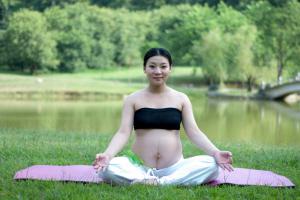 让孕妈妈以正确的方式练习瑜伽