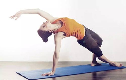 学院里每一位任课老师都是严格选拔出来，并参加岗前、岗中培训， 不仅专业知识过硬，并且具备瑜伽大爱、分享精神， 认真负责的对待自己的工作，让每一位学员都能学有所长。