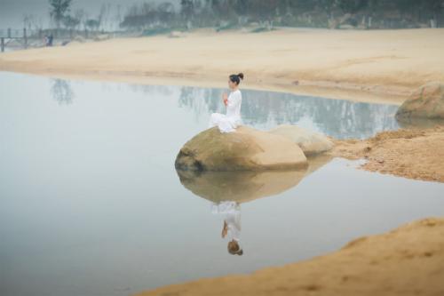 瑜伽是一种以人身心灵最终相结合的自我修炼过程