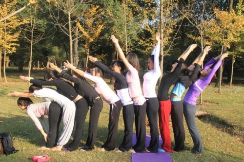 瑜伽成为我生活中很重要的一部分,是源于我生命中那一段很难忘的经历,那时我因生活情感上不堪重负的压力和重担而病倒在医院,在医院里我体会了别样的人生:病痛,软弱,折磨,孤独,死亡……从此追求身体的健康,生命的健康及美丽的心灵成为我内心的力量如信仰般虔诚如初,此后我的工作之余的大部分时间都放在了健身上,在运动中我不仅找回了健康,也找回了自信,无限的潜力和提升的快乐!别样的人生感受和体验使我能够从此放下一切背负,以及不应缠累我的许多重担,因内心的失重同样可以导致人体机能的严重失衡而破坏身心的健康。因为失掉了自然,本真也就失掉了安宁与和谐!