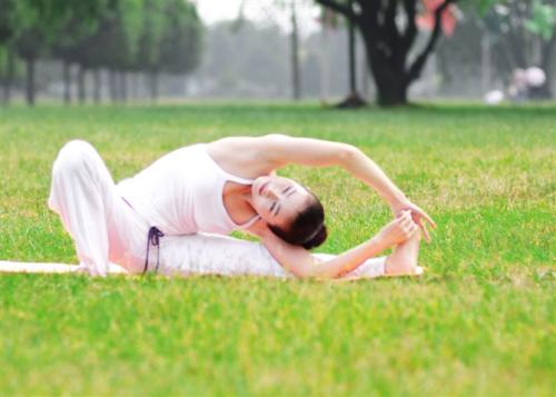 毫无疑问,自学瑜伽已经成为很多人梦寐以求的事情,这其中有多方面的原因,就连现在的很多明星也在练习瑜伽,比如蔡依林,陈慧琳,韩雪,范冰冰等等。但是很多人没有时间,或者是找不到合适的瑜伽馆,再或者是不想花钱等等原因,所以就想自己学习瑜伽。