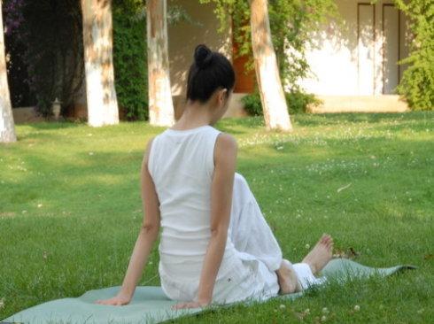 中老年人由于机体的衰老退化,不再适合做剧烈的、消耗大的运动,而瑜伽舒缓、轻柔,注重滋养和强壮身体,又能够修身养性,适合所有的人练习,尤其适合中老年人。