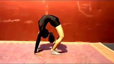 婴儿出生后很轻松地可以将小脚丫塞到嘴巴里，随着逐步长大，这个动作是不是越来越难实现呢?小时候女孩子轻松就下腰，腿一出溜就劈竖叉劈横叉，现在呢?再做做试试?岁月流逝，我们的身体也在慢慢变硬，而这又将带来什么危害呢?看过此文后，瑜伽练起来，拉伸动起来，舞蹈跳起来，身体软起来!