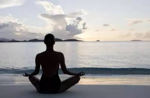 久坐对身体健康的不良影响和危害，已广为人知，但是对于大多数人来说，每天花1-2个小时甚至更多的时间去锻炼，似乎不太现实，非常幸运的是，即使在工作期间短暂的休息时间，就可以坐在椅子上练习，伸展你的身体。