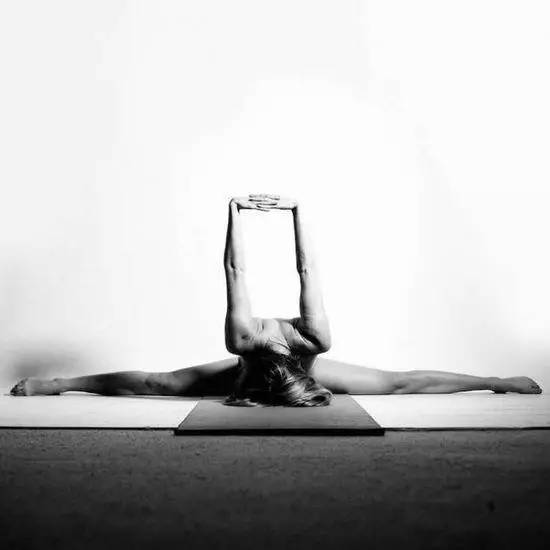 久坐对身体健康的不良影响和危害，已广为人知，但是对于大多数人来说，每天花1-2个小时甚至更多的时间去锻炼，似乎不太现实，非常幸运的是，即使在工作期间短暂的休息时间，就可以坐在椅子上练习，伸展你的身体。