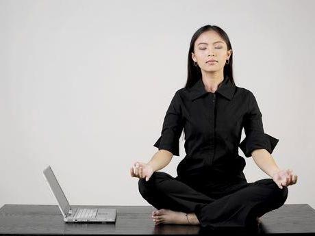 在办公室坐久了,是不是觉得腰酸背痛呢?那就来做做以下的瑜伽小动作吧,不仅能缓解酸痛,还能有效的塑身。