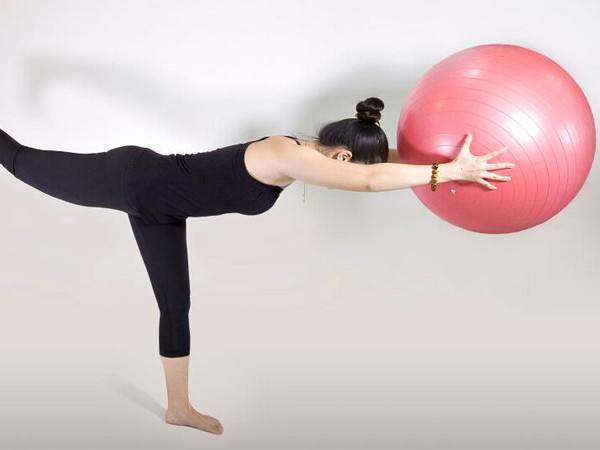 球瑜伽该怎么练习？