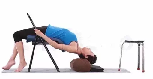 怎么用椅子协助自己完成倒立的瑜伽体式？