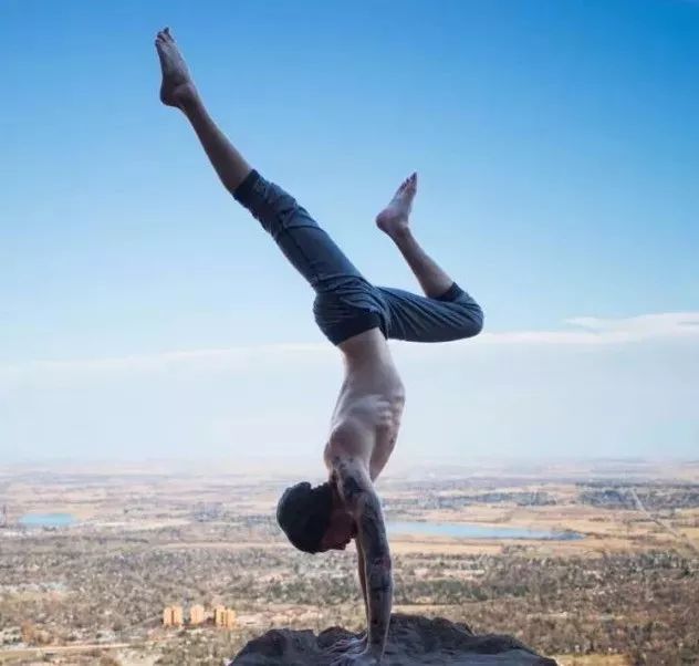 瑜伽倒立好练吗？