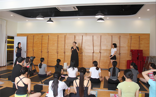 曼陀罗瑜伽有体式吗?