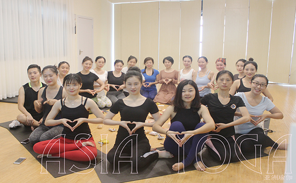 深圳瑜伽教练工资一般是多少？