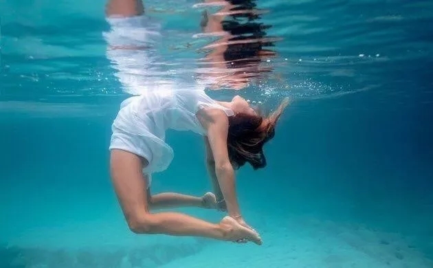 水中瑜伽图片，第三张真有气质
