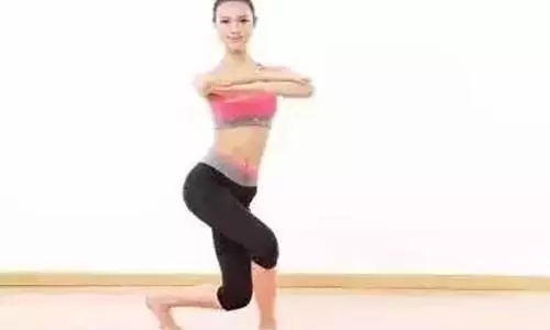 瑜伽翘臀体式初级——交叉腿下蹲