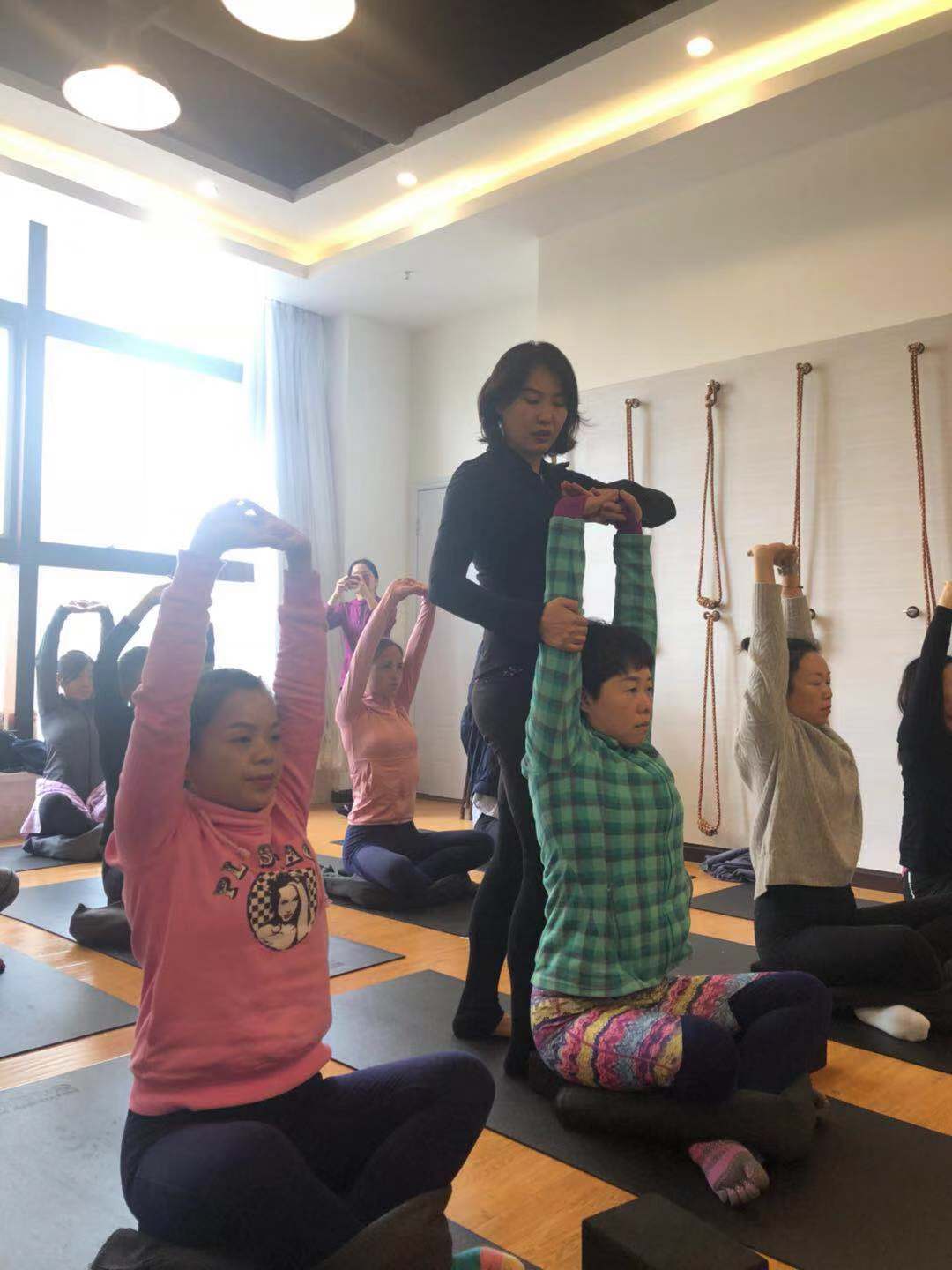 系统培训瑜伽教练，怎么选择学校？