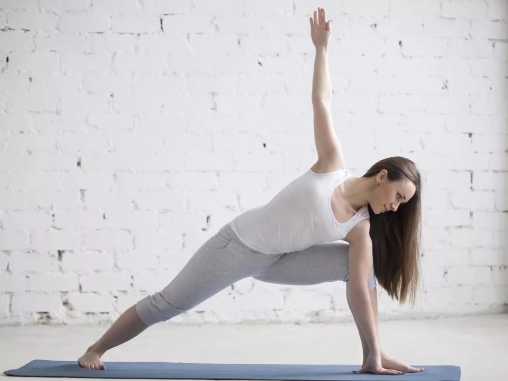 用简单的瑜伽体式减腰腹——侧角式