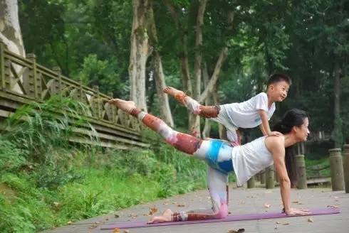 亲子瑜伽体式2式,你和孩子沟通的利器